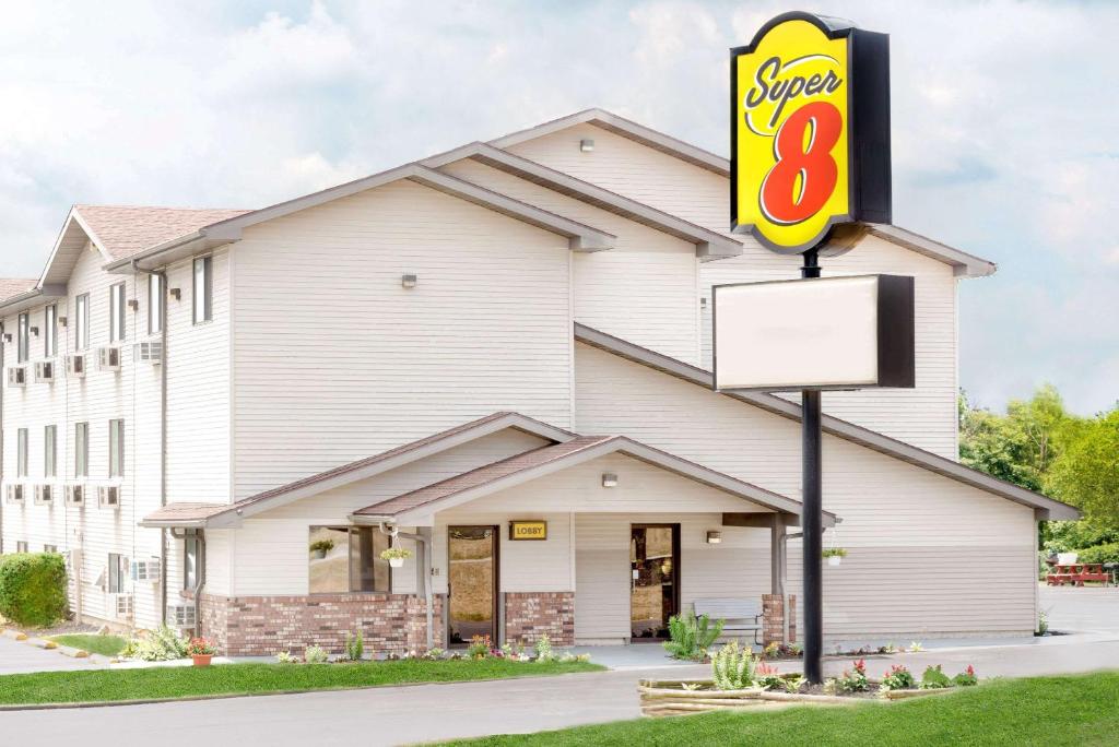 Super 8 by Wyndham Kent/Akron Area Main image 1